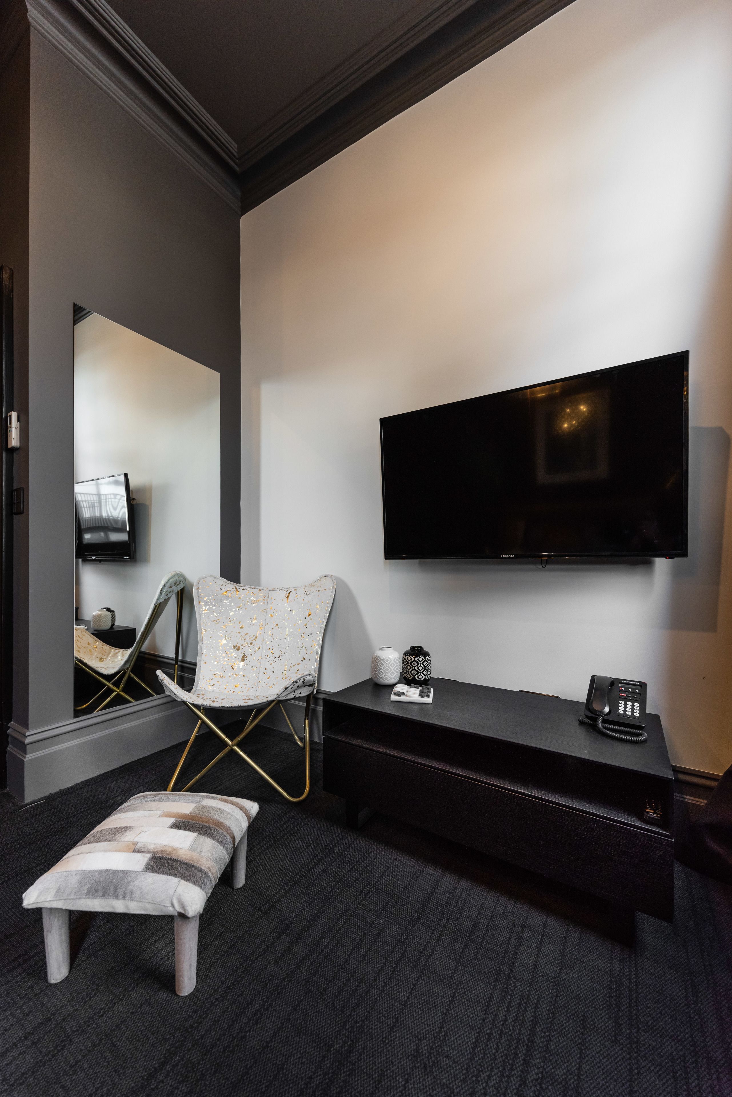 deluxe studio | living room | smart tv, netflix