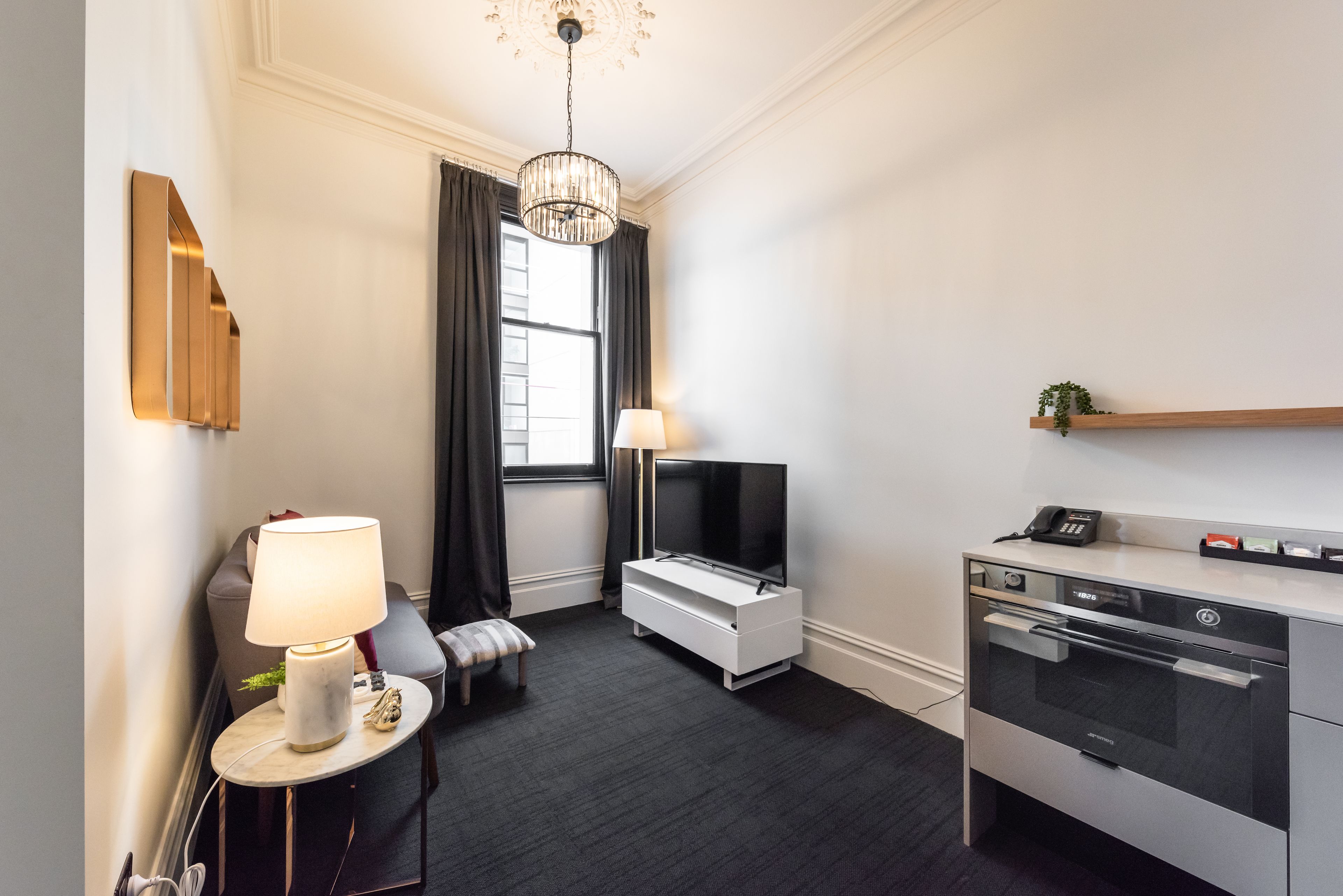 deluxe studio | living room | smart tv, netflix