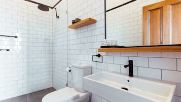 Studio Suite Deluks | Kamar mandi | Shower, pengering rambut, dan handuk
