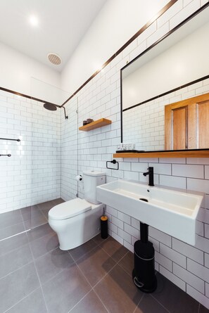 Deluxe Studio Suite | Bilik Mandi | Pancuran mandi, pengering rambut, tuala disediakan 