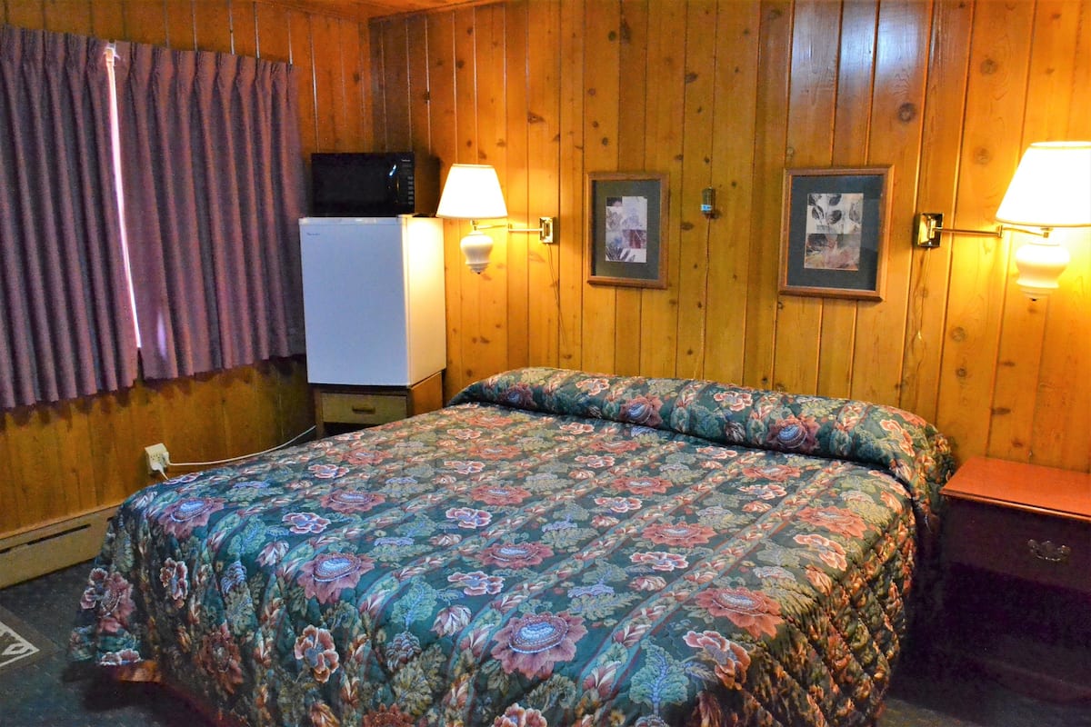 WiFi (free), bed sheets
