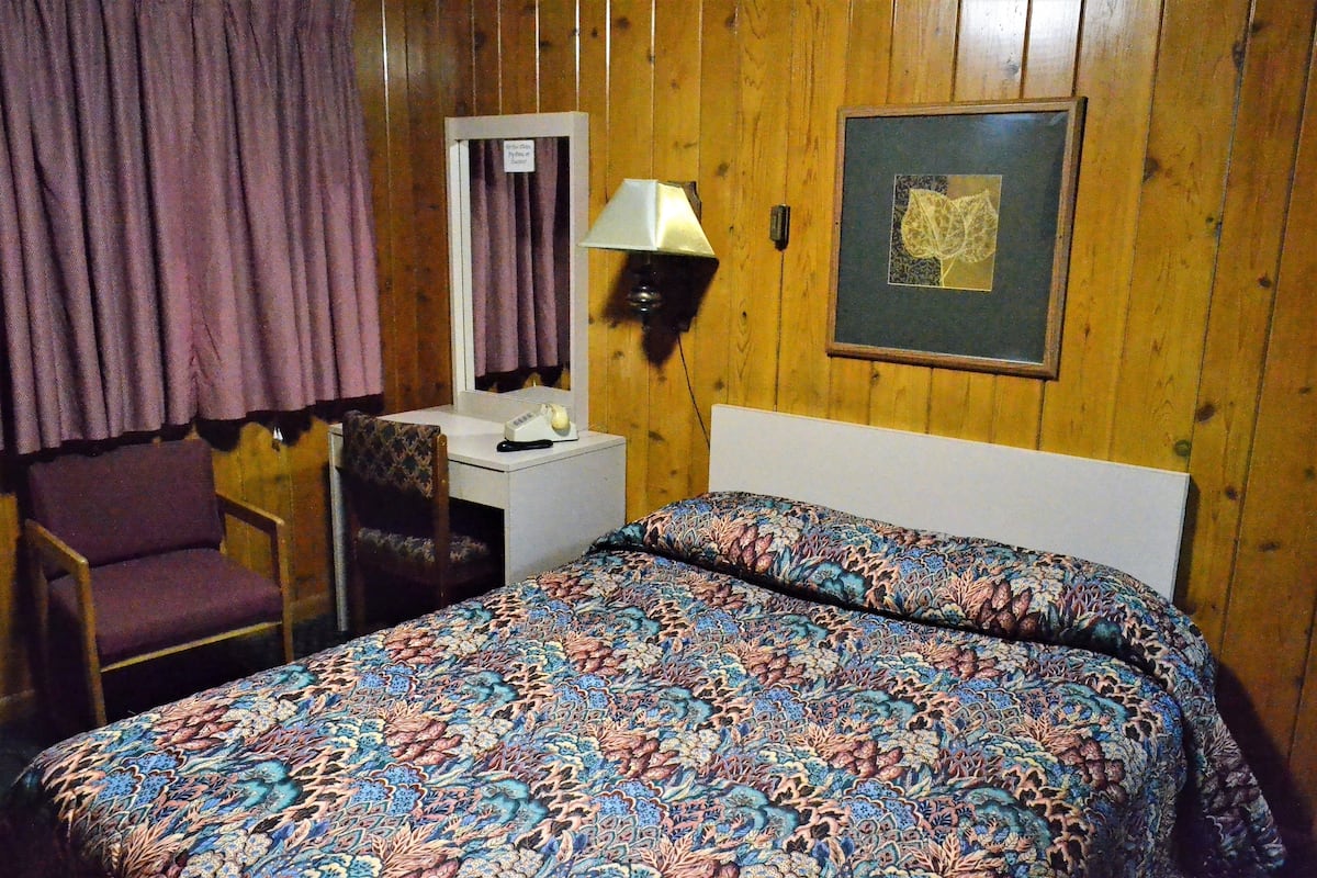 WiFi (free), bed sheets