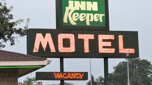 Unclassified image, 3 of 81, button - Innkeeper Motel (Aberdeen)