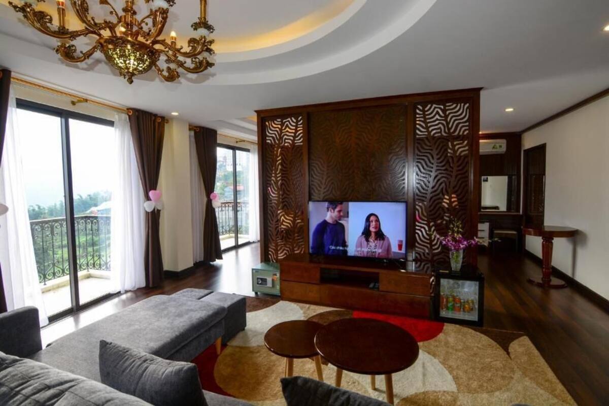 أغطية فراش متميزة وميني بار وخزنة داخل الغرفة ومكتب