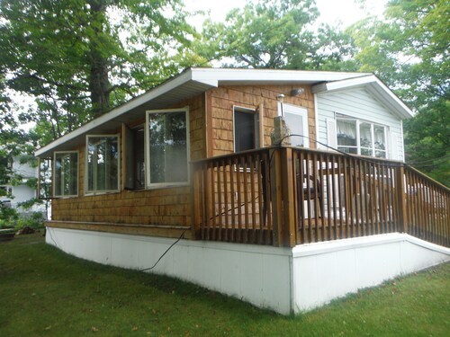 Darling Park -malliperävaunu Curtisin keskustassa, josta on näkymät Etelä-Manistique-järvelle