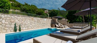 Family Friendly Home with Private Heated Pool & Basketball Court