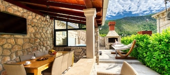 Family Friendly Home with Private Heated Pool & Basketball Court