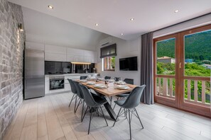 Fridge, microwave, oven, stovetop - Family Friendly Home with Private Heated Pool & Basketball Court (Dubrovnik)