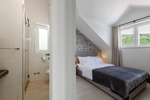 4 bedrooms, in-room safe, iron/ironing board, free WiFi