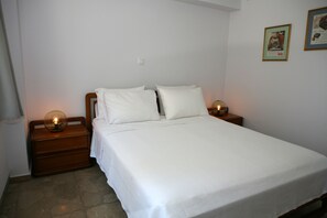 2 bedrooms, desk, iron/ironing board, free WiFi - feels like home with luxury details (Athina)