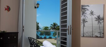 Stranden i gated community med uteplats, balkong, pool, nära till alla i Rincón