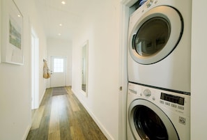Interior - Contemporary Upstairs 2BR 2BA Bayfront Apartment (Governor`s Harbour)