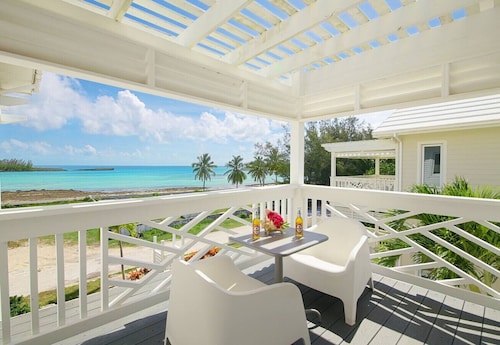 Contemporary Upstairs 2BR 2BA Bayfront Apartment