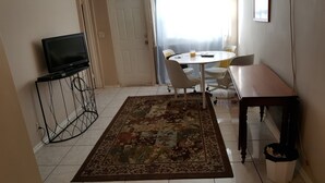 Interior - ATTRACTIVE Garden Apartment - 2 Bedroom - Free Wifi and ROKU (West Palm Beach)