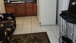 Interior - ATTRACTIVE Garden Apartment - 2 Bedroom - Free Wifi and ROKU (West Palm Beach)
