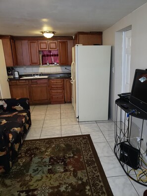 Interior - ATTRACTIVE Garden Apartment - 2 Bedroom - Free Wifi and ROKU (West Palm Beach)