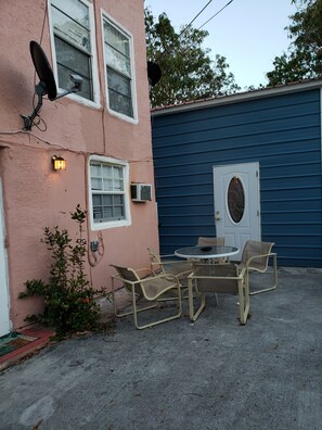 Outdoor dining - ATTRACTIVE Garden Apartment - 2 Bedroom - Free Wifi and ROKU (West Palm Beach)