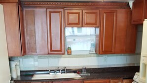Coffee/tea maker, microwave, cookware/dishes/utensils - ATTRACTIVE Garden Apartment - 2 Bedroom - Free Wifi and ROKU (West Palm Beach)