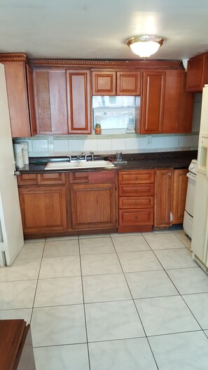 Private kitchen - ATTRACTIVE Garden Apartment - 2 Bedroom - Free Wifi and ROKU (West Palm Beach)