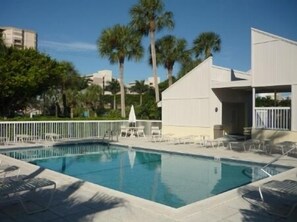 A heated pool - Great Condo in walk to everything Location (Marco Island)