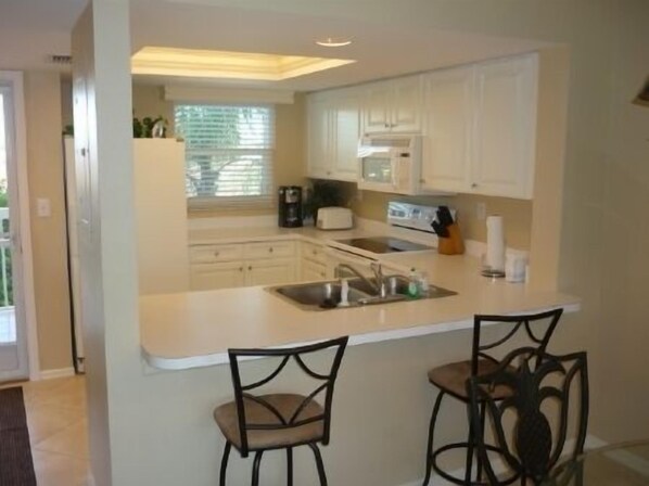 Fridge, microwave, oven, dishwasher - Great Condo in walk to everything Location (Marco Island)