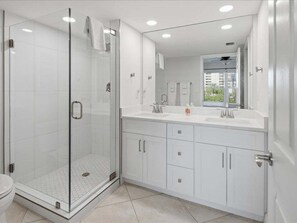 Bathtub, hair dryer, towels - 2BR, 2BA Marco Island condo with pool, WiFi, and full kitchen. (Marco Island)