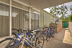 Property grounds - Lovely Spacious Patio Guestroom with Beautiful Deck and Hot Tub (Santa Monica)