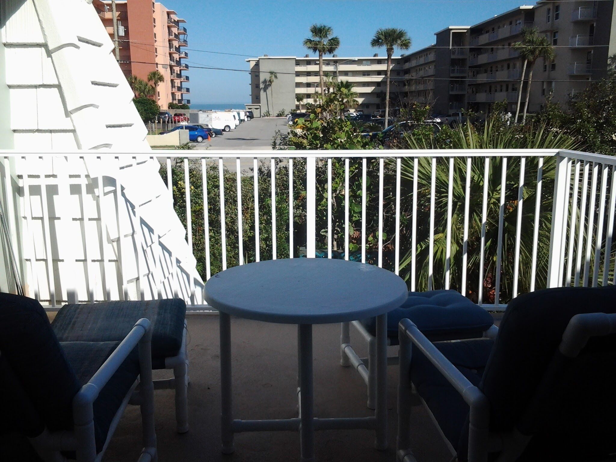 Charming unit with ocean view. 