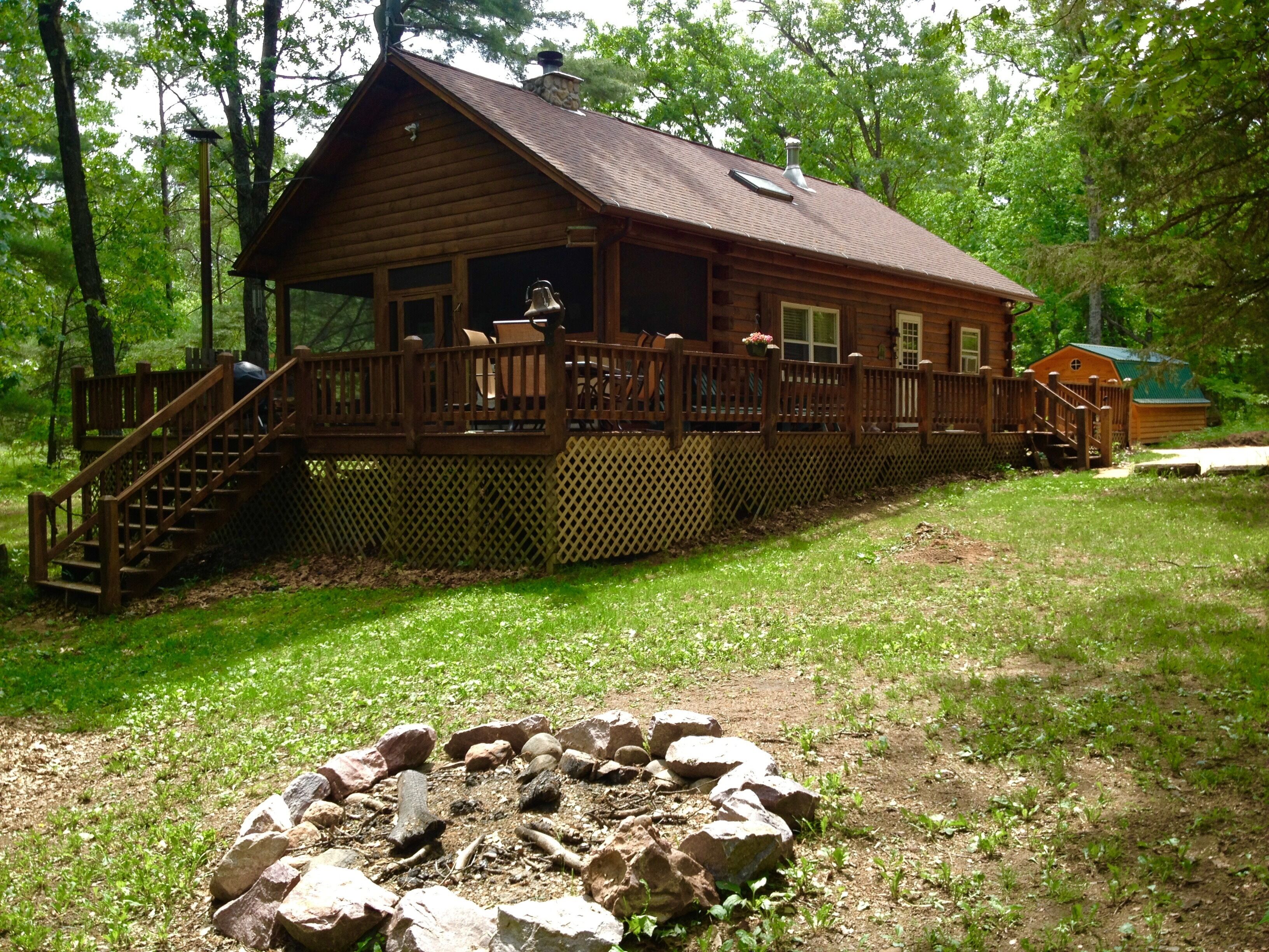Happy Heaven, River Access, Canoe, Firepit, Fireplace, Pool Table. in Mauston, United States