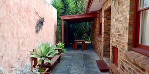 Outdoor dining - Art Deco Inspired 2 bedroom House - Single Level, Free Wifi and driveway Parking (Gardenvale)