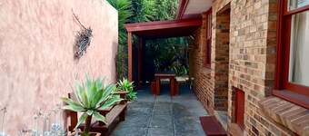 Art Deco Inspired 2 bedroom House - Single Level, Free Wifi and driveway Parking