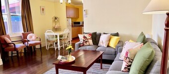 Art Deco Inspired 2 bedroom House - Single Level, Free Wifi and driveway Parking