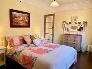 2 chambres, fer et planche à repasser, lit de bébé portatif