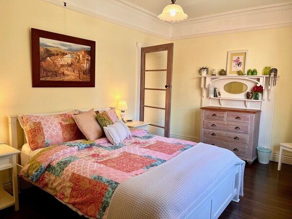 2 bedrooms, iron/ironing board, travel cot, free WiFi - Art Deco Inspired 2 bedroom House - Single Level, Free Wifi and driveway Parking (Gardenvale)