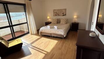 4 soveværelser, skrivebord, strygejern/strygebræt, weekendseng