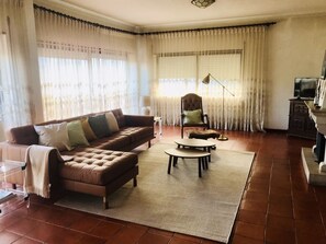 Fernseher, Kamin, Drucker