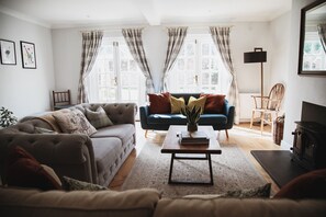 Smart-TV, peis, DVD-spiller og bøker