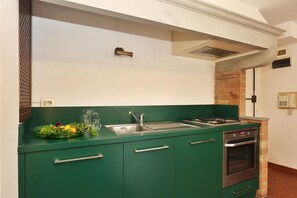 Kjøleskap, ovn, kokeplater og oppvaskmaskin