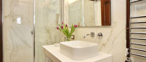 Doccia, asciugacapelli, bidet, asciugamani