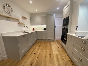 Fridge, microwave, oven, stovetop - Cosy holiday cottage in the National Park with stunning views and new kitchen. (Widecombe in the moor)