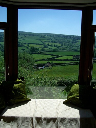 Cosy holiday cottage in the National Park with stunning views and new kitchen.
