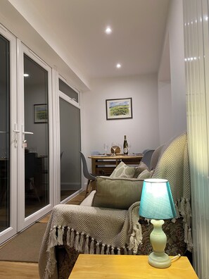 Smart TV, books - Cosy holiday cottage in the National Park with stunning views and new kitchen. (Widecombe in the moor)