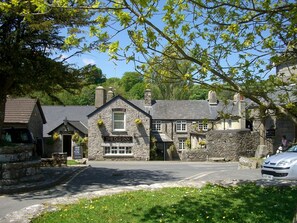 Exterior - Cosy holiday cottage in the National Park with stunning views and new kitchen. (Widecombe in the moor)