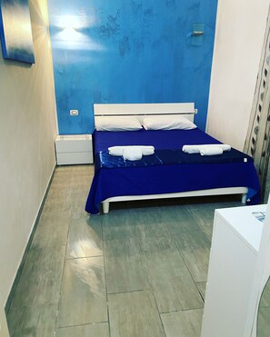 1 chambre, fer et planche à repasser, accès au Wi-Fi (inclus)