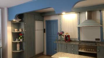 Een koelkast, een magnetron, een oven, een kookplaat