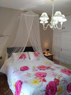 3 bedrooms, iron/ironing board, bed sheets