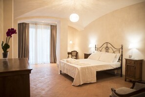 3 Schlafzimmer, Schreibtisch, schallisolierte Zimmer