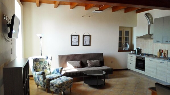 Een televisie en een tafeltennistafel