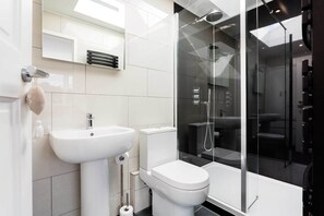 Bathtub, hair dryer, towels - Wimbledon Terrace House, by Veeve (London)