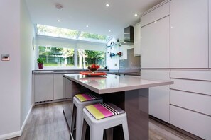 Fridge, microwave, oven, stovetop - Wimbledon Terrace House, by Veeve (London)